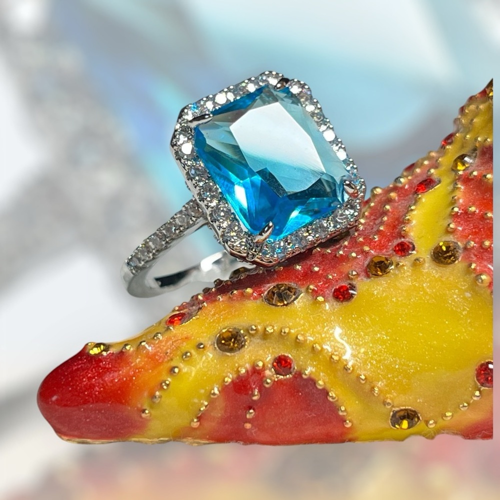 🦋Stunning silver and blue topaz colored right hand ring -NWOT-amazing